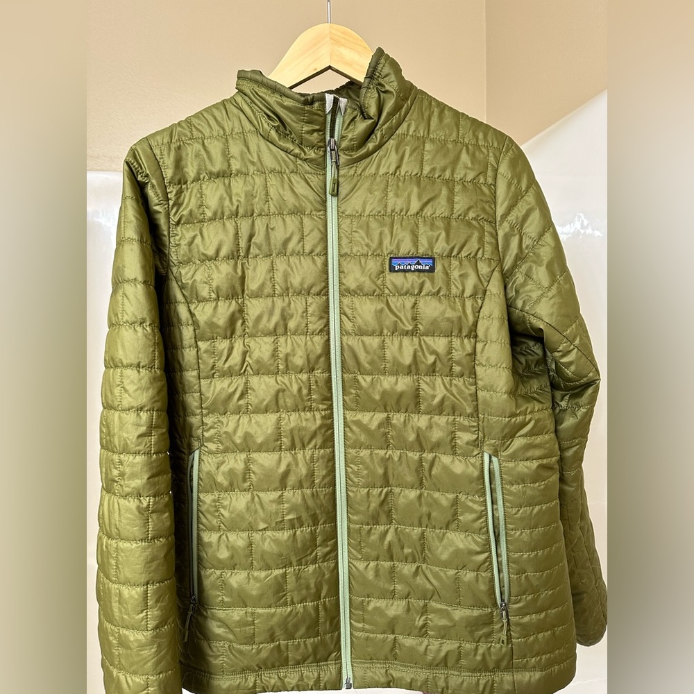 Patagonia women’s nano puff - EUC. Gorgeous mossy chartreuse green.